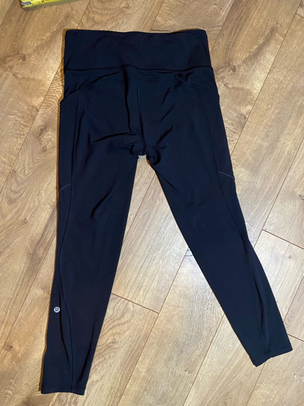 Lululemon Women's size 6 leggings Black 25” inseam . Side pockets.  Like new !